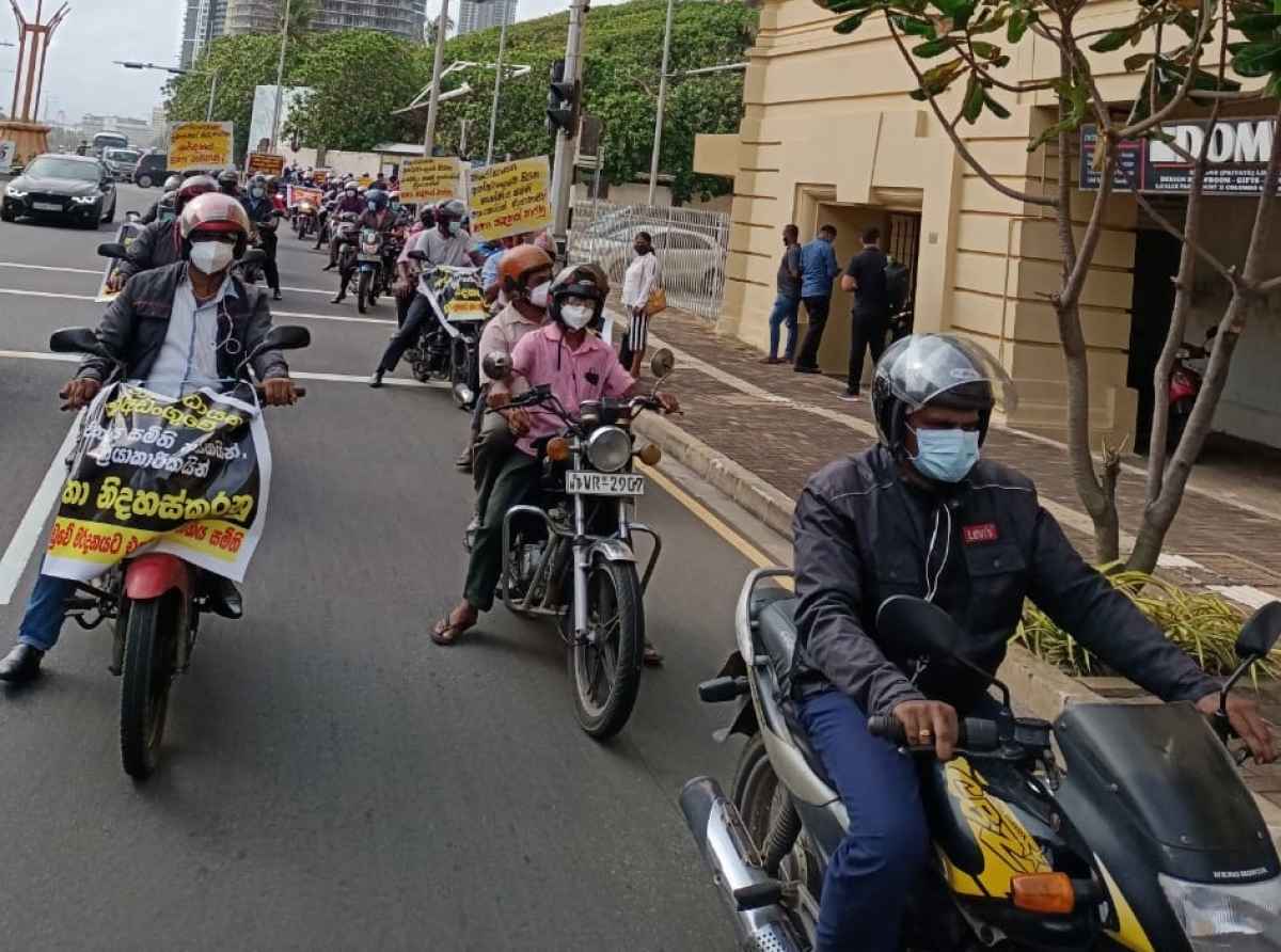 பாரிய போராட்டத்தில் ஈடுபட்டுள்ள ஆசிரியர் சங்கங்கள் - அடிப்படை உரிமை மீறல் மனுத்தாக்கல்