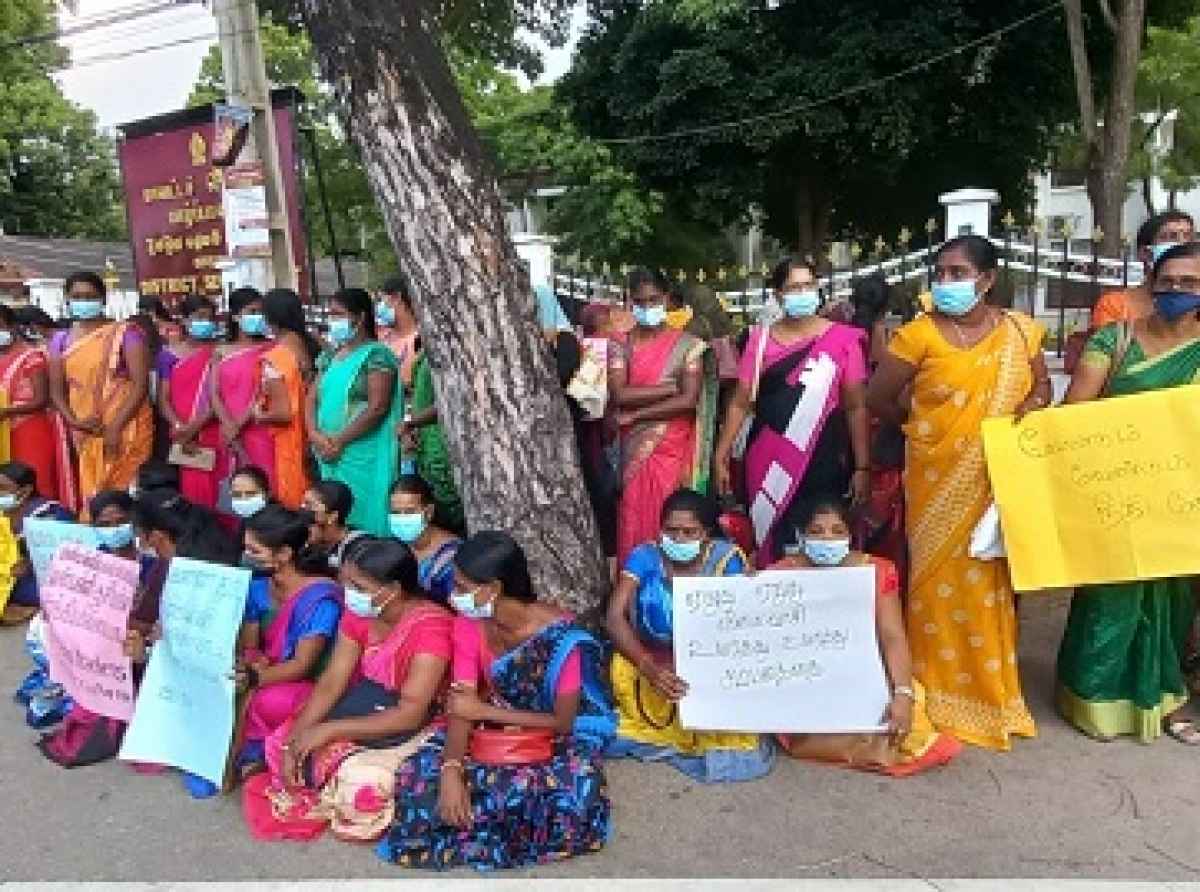 வடமாகாண முன்பள்ளி ஆசிரியர்கள் போராட்டம் - படங்கள் இணைப்பு