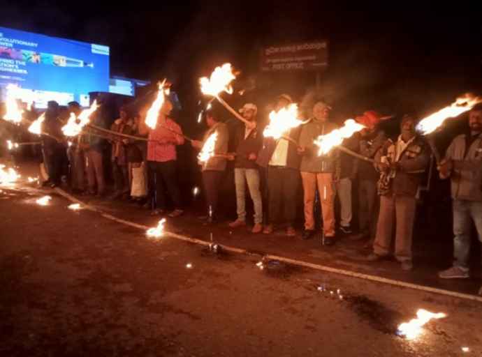 நுவரெலியாவில் மின் கட்டண அதிகரிப்புக்கு எதிராக தீப்பந்தம் ஏந்தி ஆர்ப்பாட்டம்!